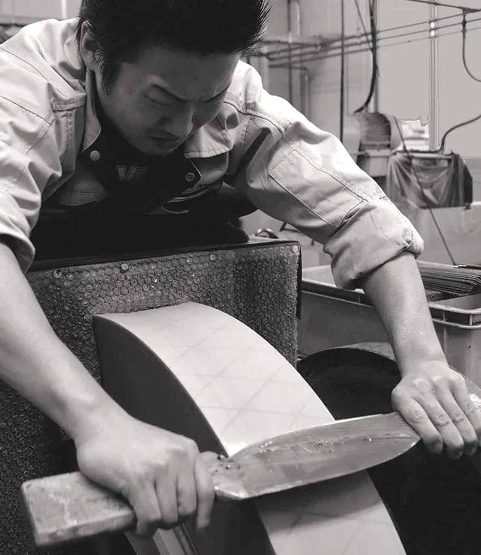A Shun craftsman hand-finishing a blade in the Seki City workshop